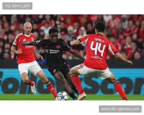 阿贾克斯客场逆转比利亚雷亚尔，荷兰球队保留晋级希望