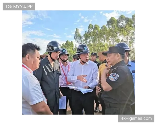 赛事间隙表演嘉宾误闯拳台，工作人员30秒内完成清场